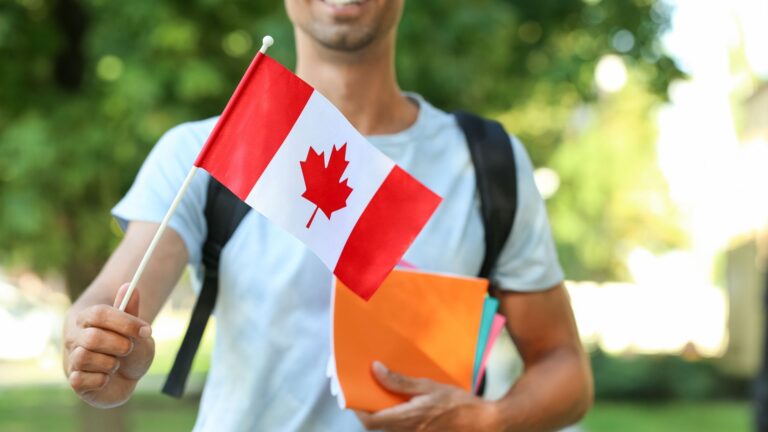 Inmigracion Canadiense - La citoyenneté canadienne accordée à des millions d'immigrants